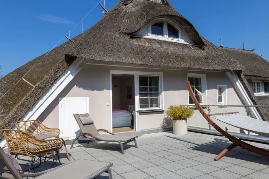 Dachterrasse im Boutique-Hotel STRANDHAUS Ahrenshoop auf dem Fischland-Darß-Zingst mit Hängematte, Liegestuhl und direktem Zugang zum Zimmer.