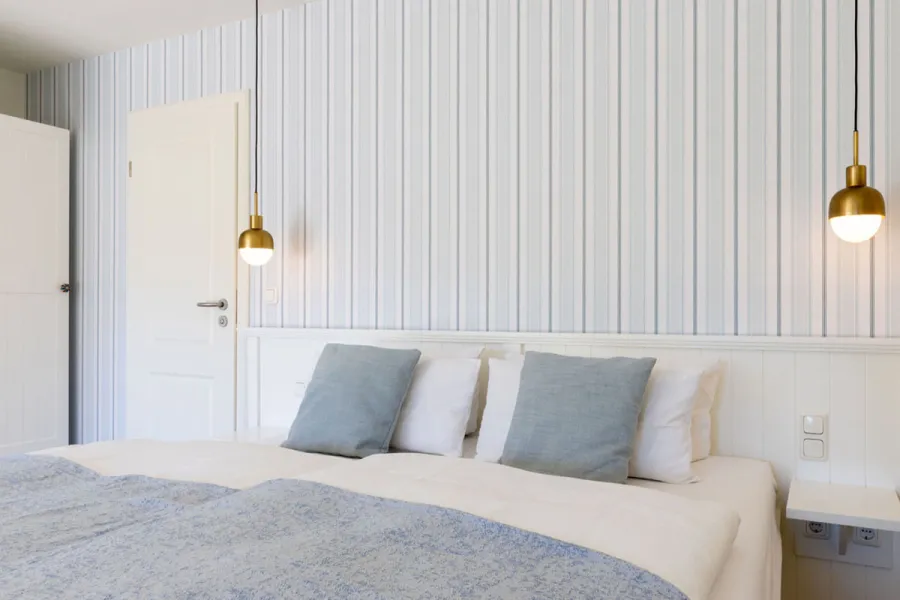 Modern eingerichtetes Hotelzimmer im Strandhaus Ahrenshoop als Beispiel für den Arbeitsbereich Housekeeping.