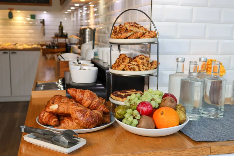 Süßes Frühstücksbuffet mit Croissants, Plundergebäck und frischem Obst in der ZIMTZIEGE im STRANDHAUS Ahrenshoop.